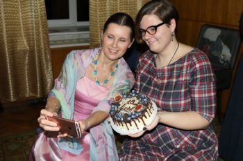 Селфи на память и тортик в честь 10-летнего посещения Марии Ковалёвой концертов Светланы Копыловой =))